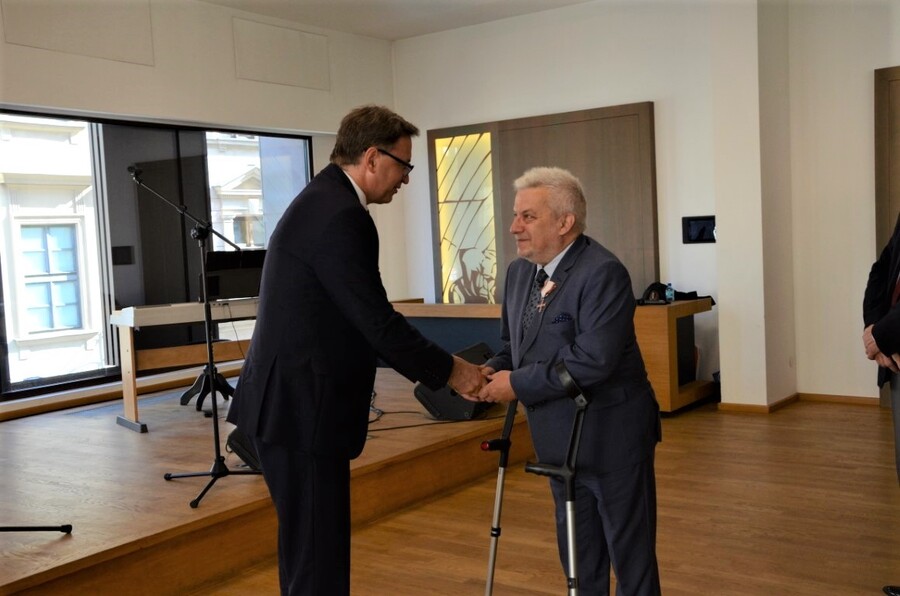 Działaczom opozycji wręczono w Krakowie Krzyże Wolności i Solidarności - fot. Żaneta Wierzgacz