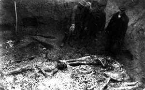 Ekshumacja ofiar pacyfikacji Radwanowic, marzec 1945 r. Fot. IPN