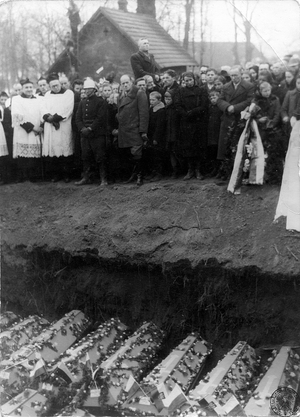 Pogrzeb ofiar pacyfikacji Radwanowic na cmentarzu w Rudawie, 14 marca 1945 r. Fot. IPN