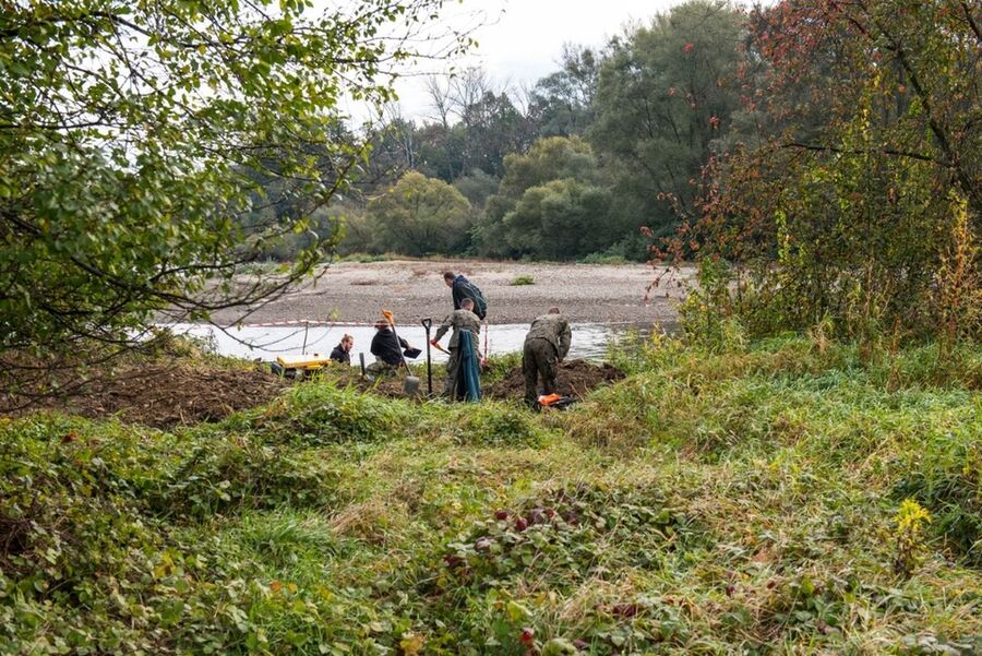 Prace poszukiwawcze nad Sołą w Oświęcimiu, październik 2020. Fot. Agnieszka Masłowska (IPN)