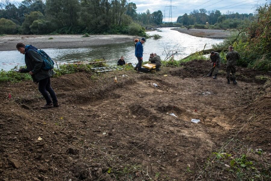 Prace poszukiwawcze nad Sołą w Oświęcimiu, październik 2020. Fot. Agnieszka Masłowska (IPN)