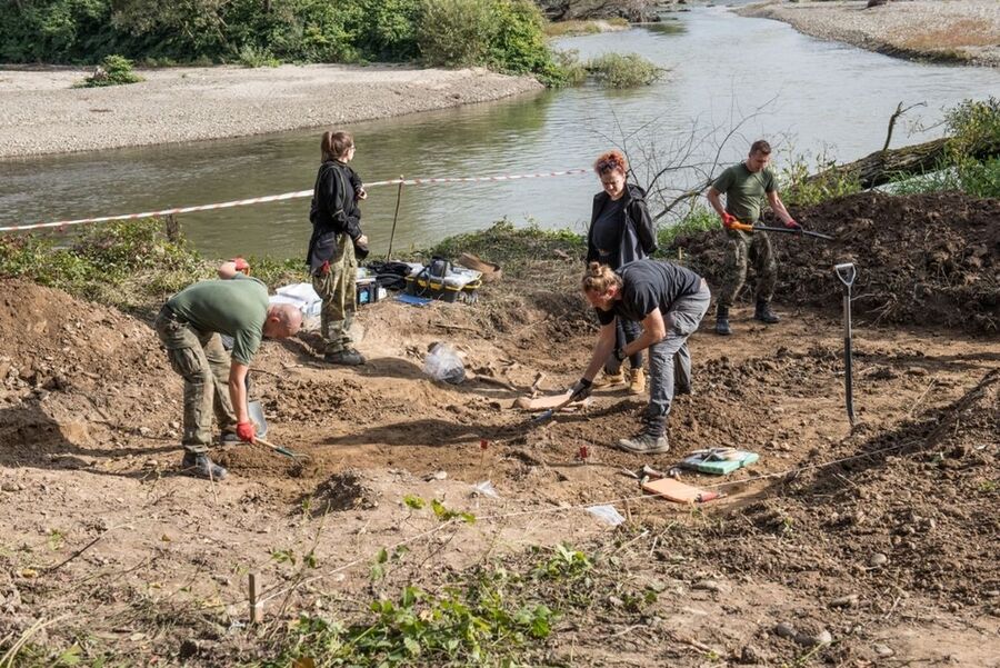 Prace poszukiwawcze nad Sołą w Oświęcimiu, październik 2020. Fot. Agnieszka Masłowska (IPN)