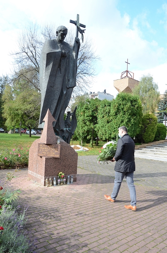 19.10.2020 dyrektor Oddziału IPN w Krakowie dr hab. Filip Musiał złożył kwiaty pod pomnikiem bł. ks. Jerzego Popiełuszki w Nowej Hucie. Fot. Janusz Ślęzak (IPN)