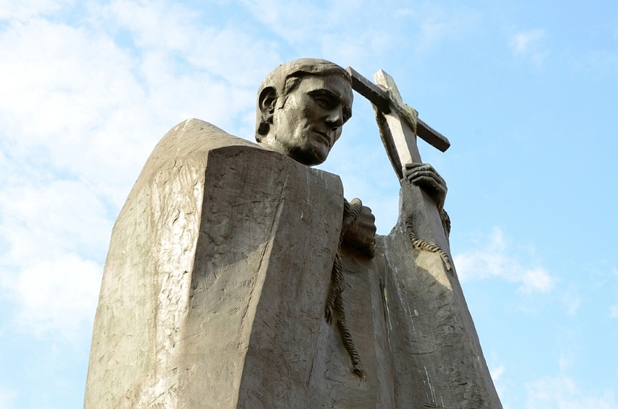 19.10.2020 dyrektor Oddziału IPN w Krakowie dr hab. Filip Musiał złożył kwiaty pod pomnikiem bł. ks. Jerzego Popiełuszki w Nowej Hucie. Fot. Janusz Ślęzak (IPN)