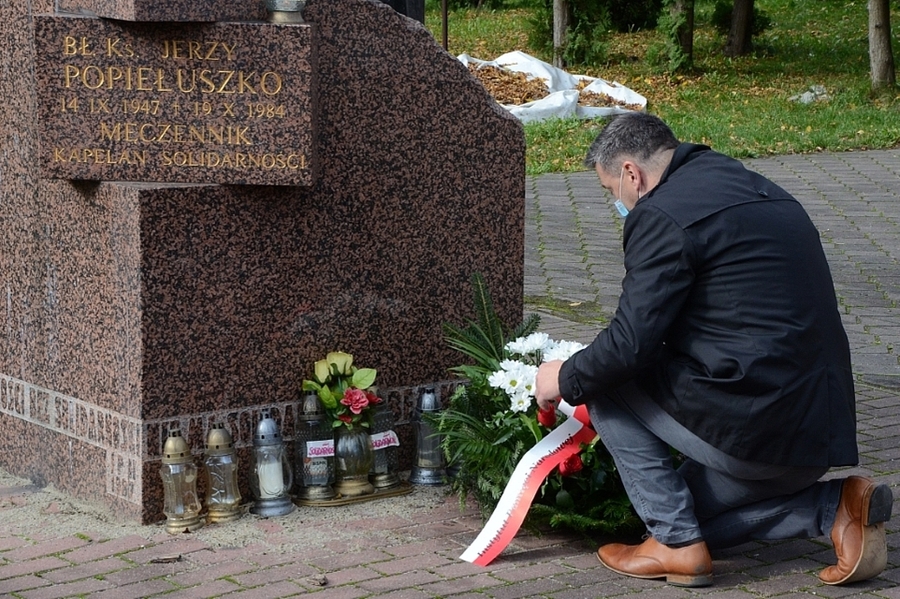 19.10.2020 dyrektor Oddziału IPN w Krakowie dr hab. Filip Musiał złożył kwiaty pod pomnikiem bł. ks. Jerzego Popiełuszki w Nowej Hucie. Fot. Janusz Ślęzak (IPN)