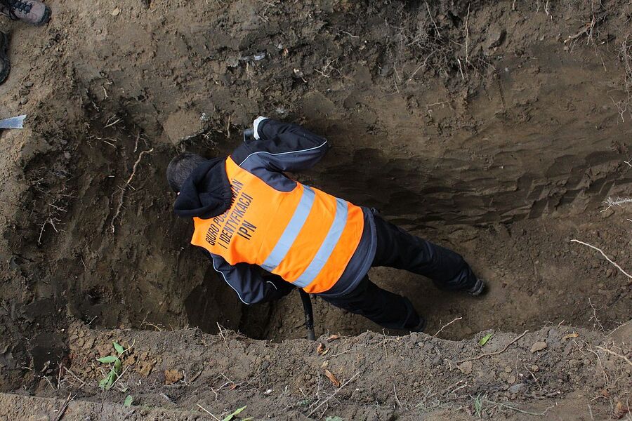 Prace poszukiwawcze na cmentarzu Rakowickim w Krakowie, październik 2020. Fot. IPN