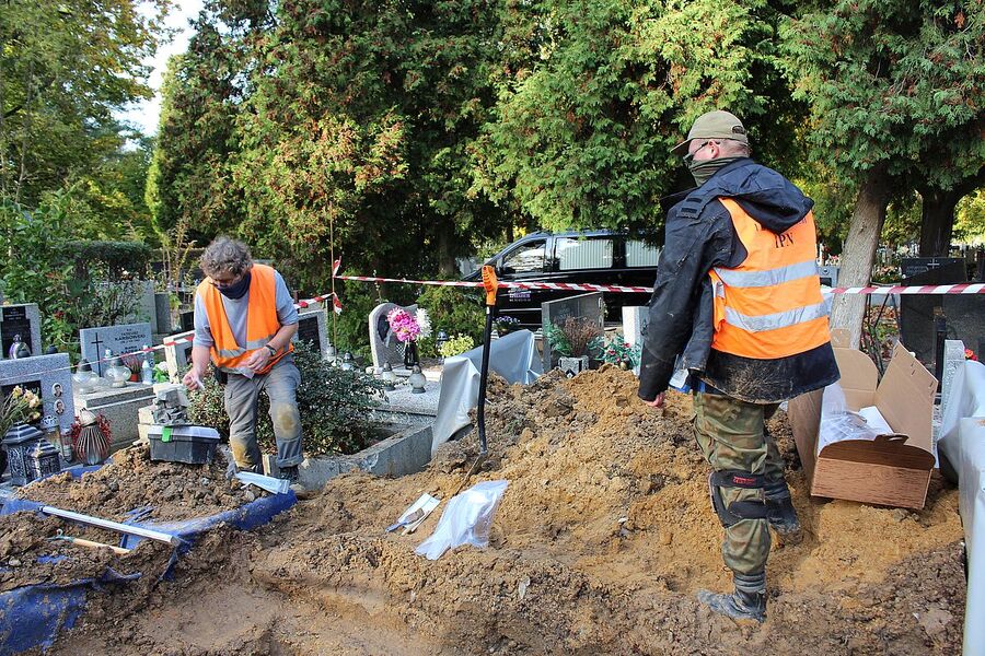 Prace poszukiwawcze na cmentarzu Rakowickim w Krakowie, październik 2020. Fot. IPN