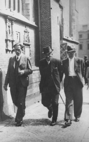 Stanisław Mierzwa, Wincenty Witos oraz Józef Marcinkowski w drodze do redakcji tygodnika „Piast”. Kraków, 1939. Zbiory IPN Kraków