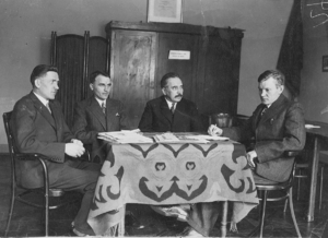 Stanisław Mierzwa, Jan Witaszek i Józef Marcinkowski podczas wywiadu z prof. Stanisławem Kotem. Kraków, 1937. Zbiory IPN Kraków