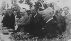 Wincenty Witos (piąty od lewej) podczas obchodów Święta Ludowego w Mościskach. 1939. Zbiory IPN Kraków