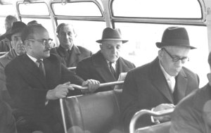 Jan Mazurek, Franciszek Kamiński i Stanisław Mierzwa jadący autobusem do Wierzchosławic na uroczystości Zaduszek Witosowych. 1968. Zbiory IPN Kraków