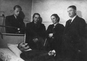 31.10.1945. Wincenty Witos na łożu śmierci w szpitalu bonifratrów w Krakowie, prawdopodobnie w otoczeniu członków rodziny. Zbiory IPN Kraków