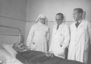 31.10.1945. Wincenty Witos na łożu śmierci w szpitalu bonifratrów w Krakowie. Zbiory IPN Kraków
