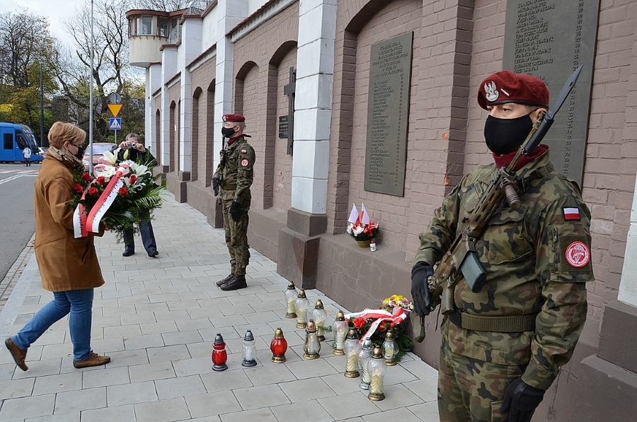 Kraków, 5.11.2020. Uroczystość pod murem więzienia Montelupich. Fot. Janusz Ślęzak (IPN)