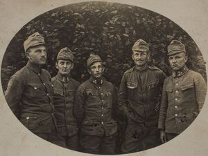 Ludwik Stawski (drugi z lewej), Gustaw Stachowicz (w środku) oraz inni żołnierze narodowości polskiej służący w ck armii. Czerwiec 1918 r. po zwolnieniu z obozu internowania w Saldobosz. Fot. ze zbiorów Izabeli Urbanek
