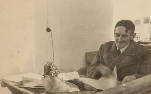 Ludwik Stawski w biurze magazynu rafinerii w Jedliczu. Fot. ze zbiorów Izabeli Urbanek