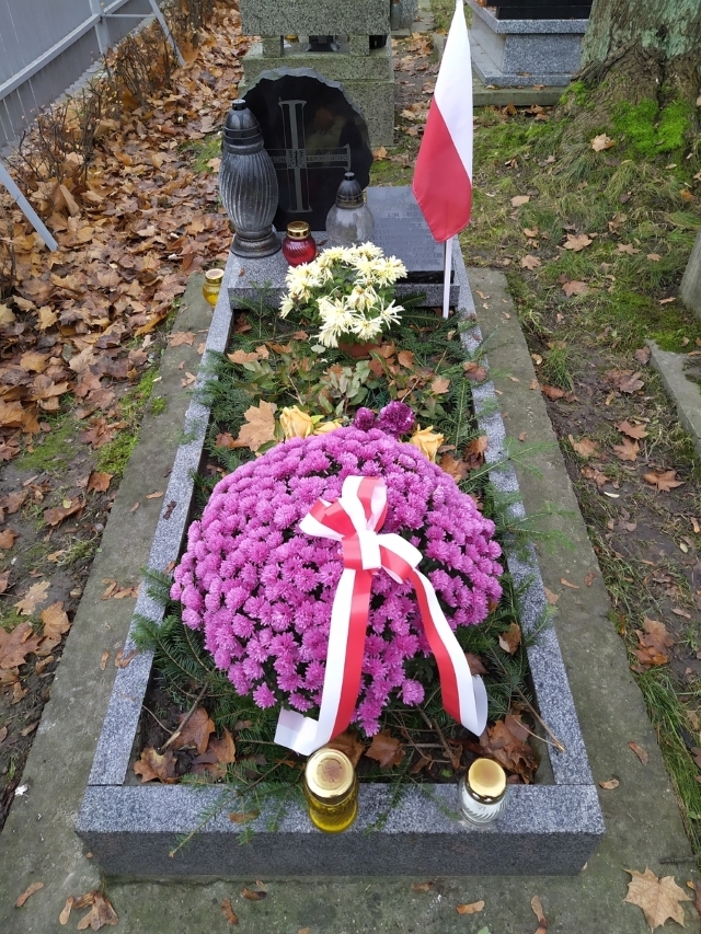 Chryzantemy na grobach bohaterów na cmentarzu Rakowickim. Fot. IPN