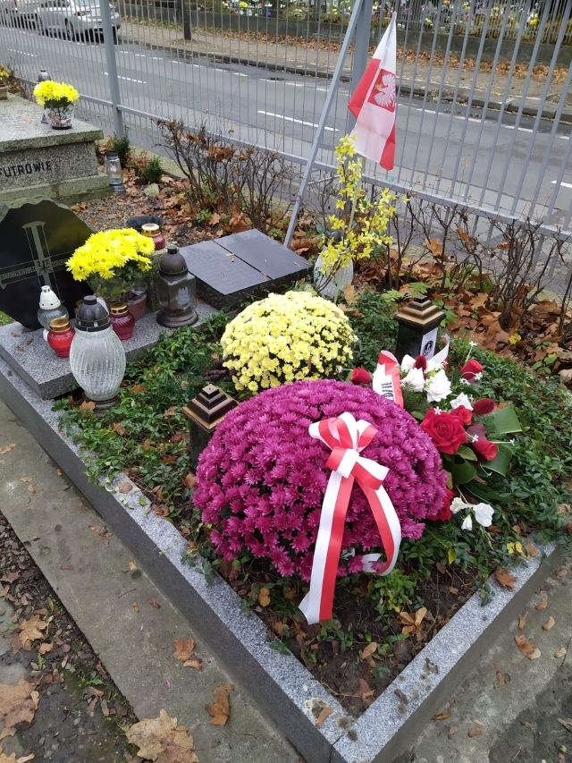 Chryzantemy na grobach bohaterów na cmentarzu Rakowickim. Fot. IPN