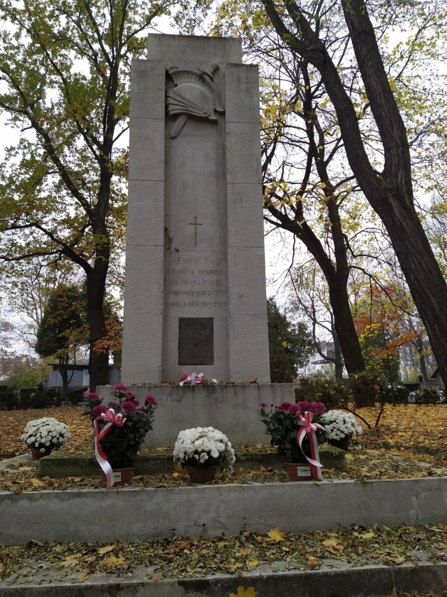 Chryzantemy na grobach bohaterów na cmentarzu Rakowickim. Fot. IPN