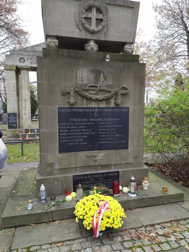 Chryzantemy na grobach bohaterów na cmentarzu Rakowickim. Fot. IPN