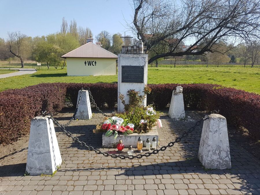 Pomnik w Wieliczce przed odnowieniem. Fot. IPN