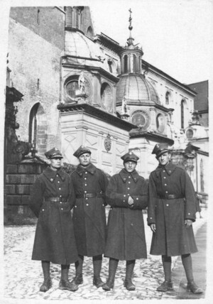 Zdzisław Baszak (drugi z lewej) w podchorążówce z kolegami z wojska, 1938 lub 1939