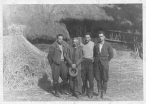 Zdzisław Baszak (drugi z prawej) z współpracownikami z konspiracji, 1943-1944