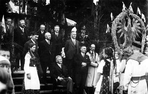 Dożynki w Myślenicach, 6 września 1936 r. Siedzi wojewoda krakowski Michał Gnoiński, na lewo od niego stoi burmistrz Jan Dunin-Brzeziński. Fot. NAC
