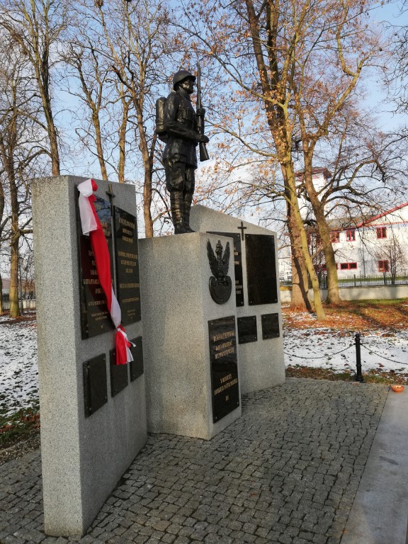 W Staszowie odsłonięto tablicę upamiętniającej stulecie zwycięstwa w wojnie polsko-bolszewickiej fot. Jakub Ryba