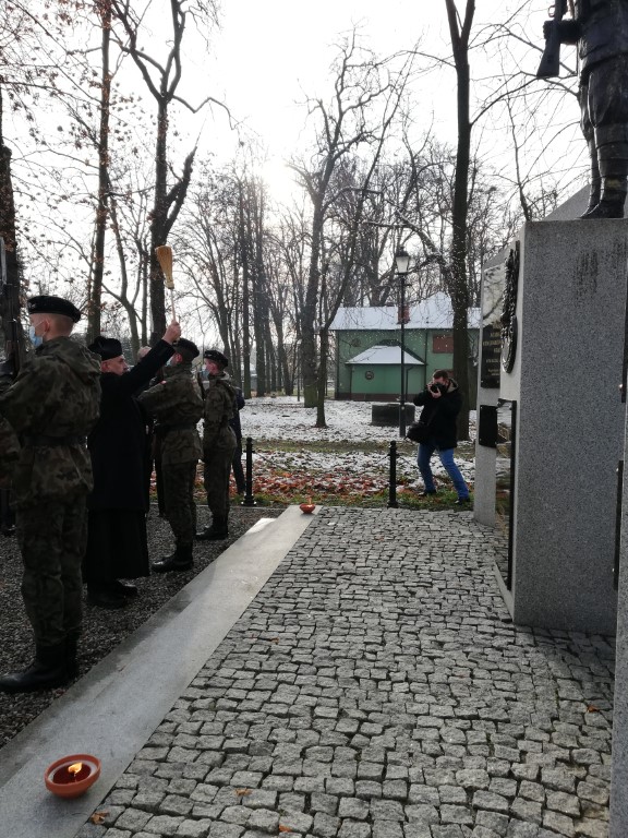 W Staszowie odsłonięto tablicę upamiętniającej stulecie zwycięstwa w wojnie polsko-bolszewickiej fot. Jakub Ryba