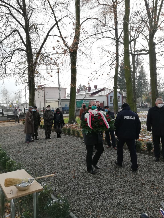 W Staszowie odsłonięto tablicę upamiętniającej stulecie zwycięstwa w wojnie polsko-bolszewickiej fot. Jakub Ryba