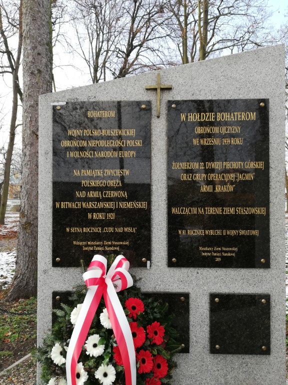 W Staszowie odsłonięto tablicę upamiętniającej stulecie zwycięstwa w wojnie polsko-bolszewickiej fot. Jakub Ryba