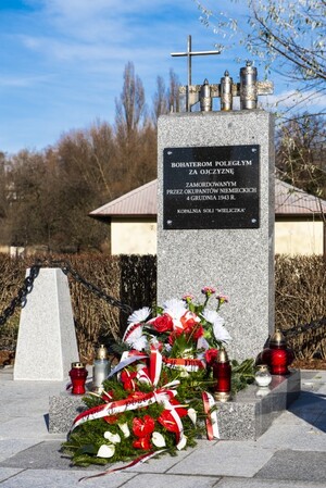 Delegacja IPN złożyła kwiaty pod pomnikiem upamiętniający Polaków rozstrzelanych przez Niemców w Wieliczce fot. Agnieszka Masłowska