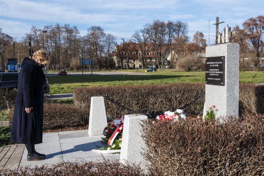 Delegacja IPN złożyła kwiaty pod pomnikiem upamiętniający Polaków rozstrzelanych przez Niemców w Wieliczce fot. Agnieszka Masłowska