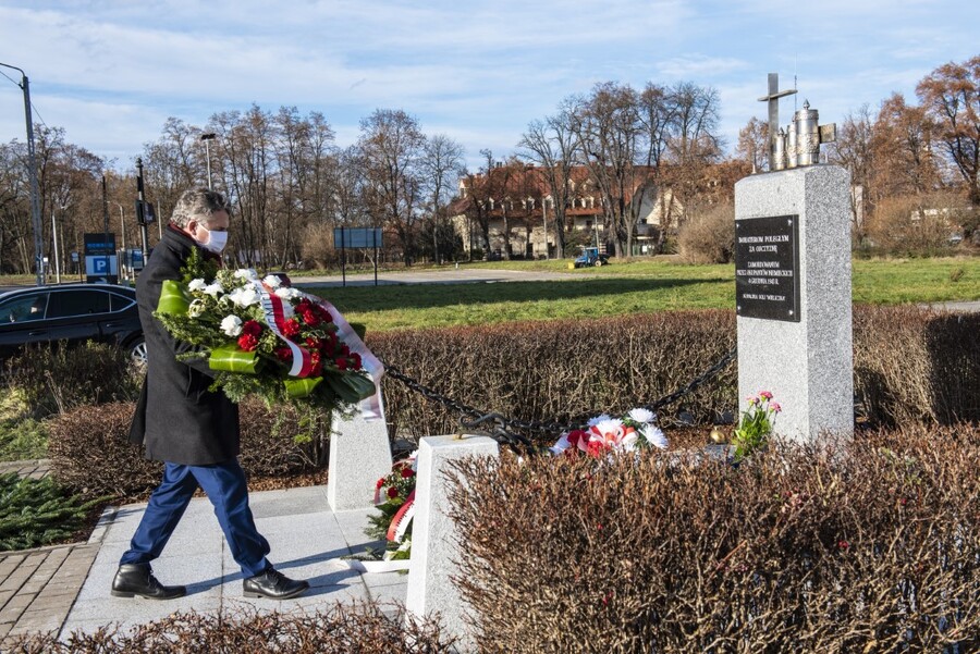 Delegacja IPN złożyła kwiaty pod pomnikiem upamiętniający Polaków rozstrzelanych przez Niemców w Wieliczce fot. Agnieszka Masłowska