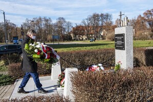 Delegacja IPN złożyła kwiaty pod pomnikiem upamiętniający Polaków rozstrzelanych przez Niemców w Wieliczce fot. Agnieszka Masłowska