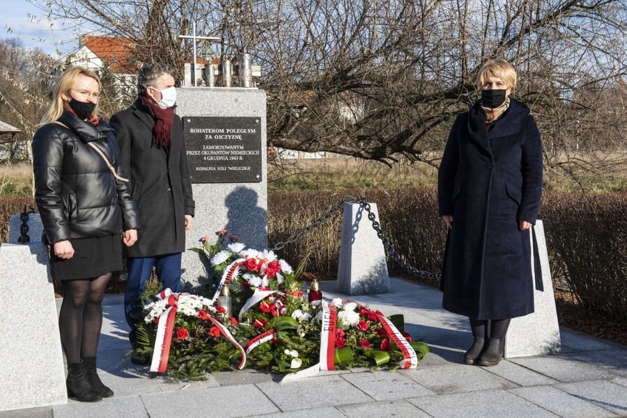 Delegacja IPN złożyła kwiaty pod pomnikiem upamiętniający Polaków rozstrzelanych przez Niemców w Wieliczce fot. Agnieszka Masłowska