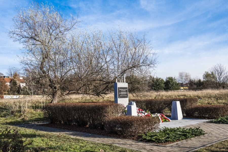 Delegacja IPN złożyła kwiaty pod pomnikiem upamiętniający Polaków rozstrzelanych przez Niemców w Wieliczce fot. Agnieszka Masłowska