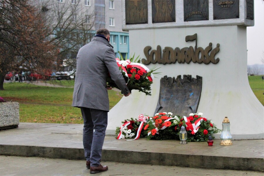 Dyrektor Oddziału IPN w Krakowie, dr hab. Filip Musiał złożył kwiaty pod pomnikiem na Nowej Hucie. Fot. Żaneta Wierzgacz