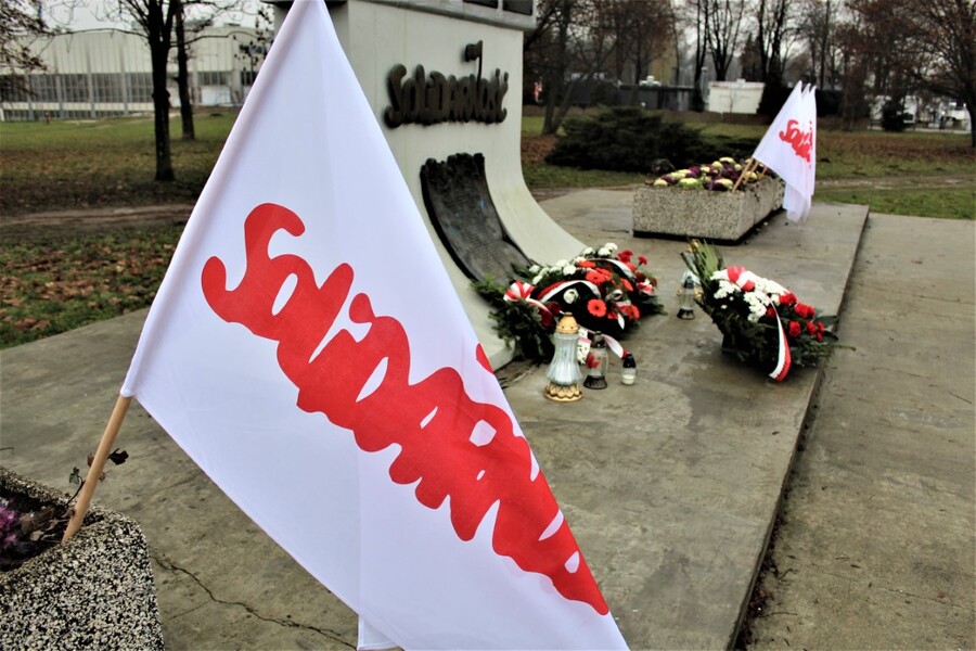 Dyrektor Oddziału IPN w Krakowie, dr hab. Filip Musiał złożył kwiaty pod pomnikiem na Nowej Hucie. Fot. Żaneta Wierzgacz