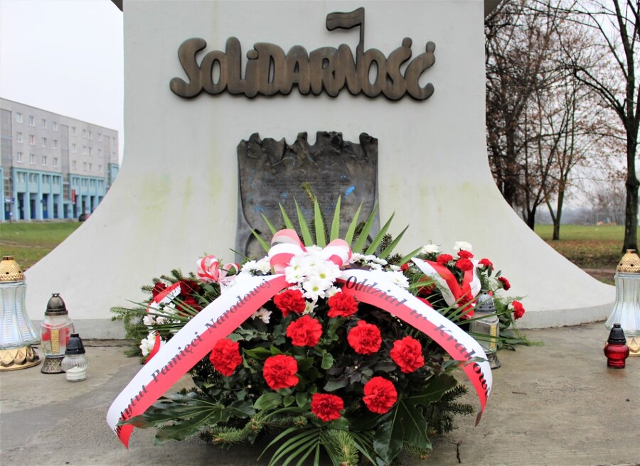 Dyrektor Oddziału IPN w Krakowie, dr hab. Filip Musiał złożył kwiaty pod pomnikiem na Nowej Hucie. Fot. Żaneta Wierzgacz