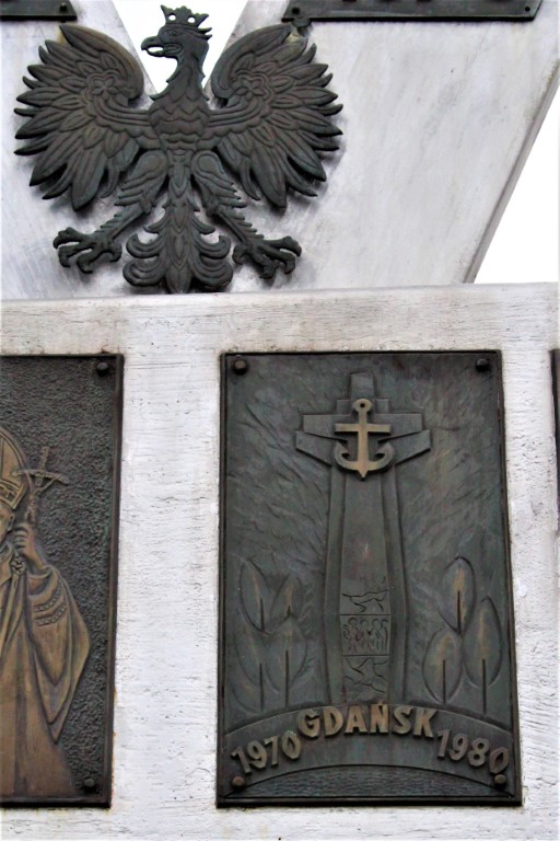 Dyrektor Oddziału IPN w Krakowie, dr hab. Filip Musiał złożył kwiaty pod pomnikiem na Nowej Hucie. Fot. Żaneta Wierzgacz