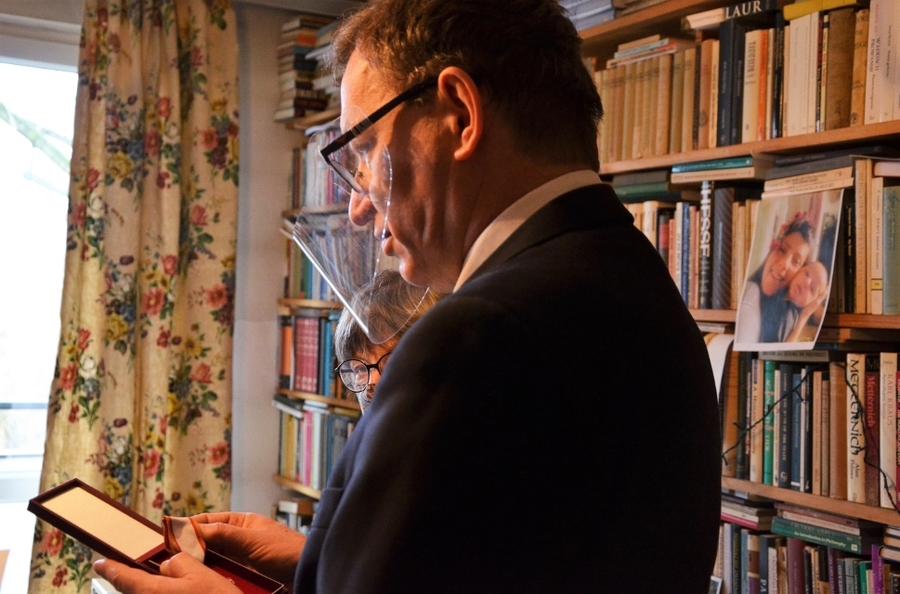 Kraków, 31.12.2020. Prezes IPN dr Jarosław Szarek wręczył Krzyż Wolności i Solidarności Tadeuszowi Kadenacemu. Fot. Janusz Ślęzak (IPN)