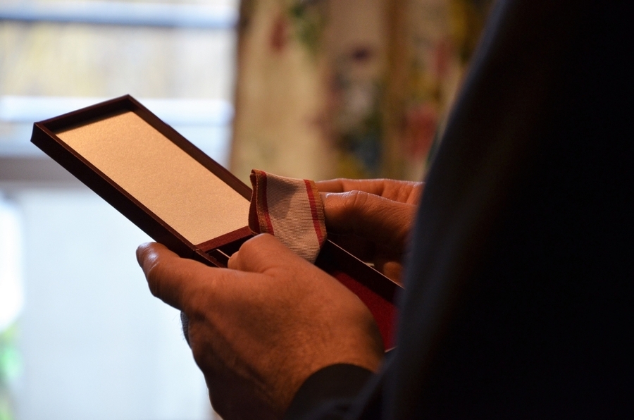 Kraków, 31.12.2020. Prezes IPN dr Jarosław Szarek wręczył Krzyż Wolności i Solidarności Tadeuszowi Kadenacemu. Fot. Janusz Ślęzak (IPN)