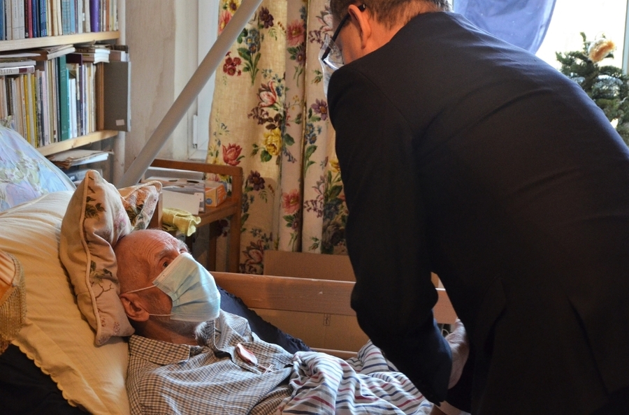 Kraków, 31.12.2020. Prezes IPN dr Jarosław Szarek wręczył Krzyż Wolności i Solidarności Tadeuszowi Kadenacemu. Fot. Janusz Ślęzak (IPN)