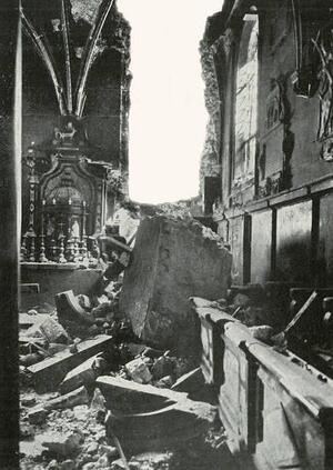 Zniszczenia na Wawelu po zrzuceniu przez sowieckie lotnictwo bomby na dziedziniec Batorego (1945)