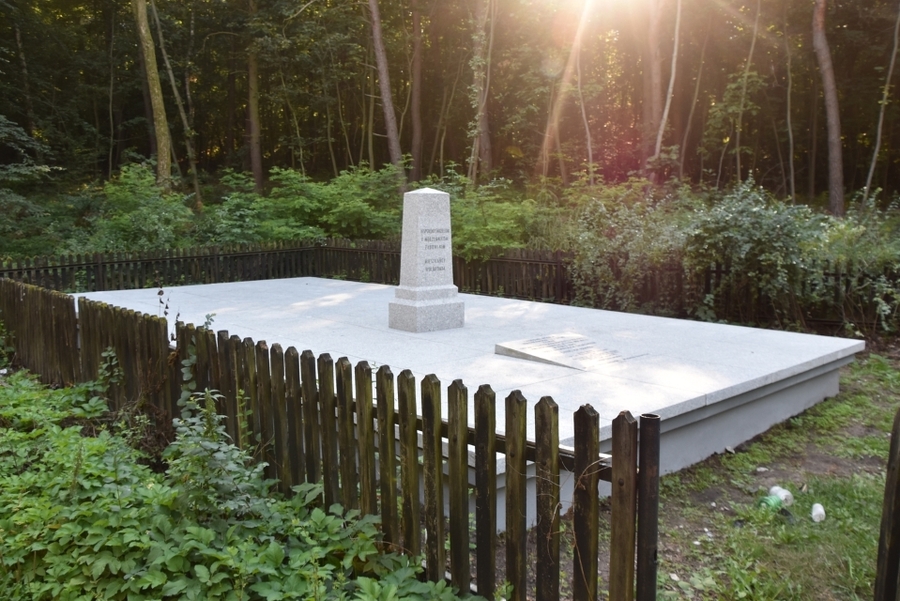 Odnowiona mogiła ofiar Holokaustu w Wolbromiu. Fot. IPN