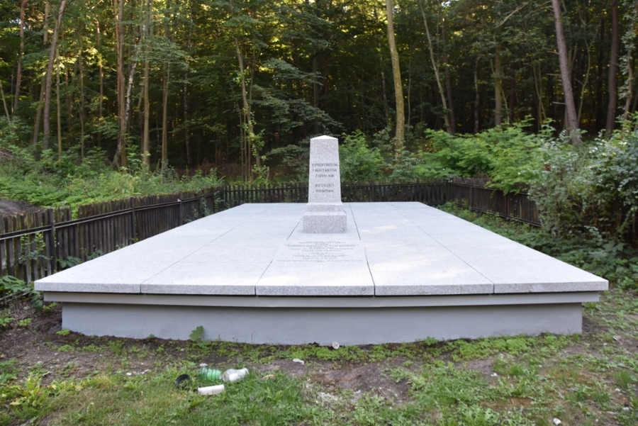 Odnowiona mogiła ofiar Holokaustu w Wolbromiu. Fot. IPN