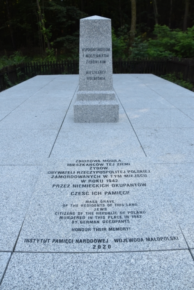 Odnowiona mogiła ofiar Holokaustu w Wolbromiu. Fot. IPN