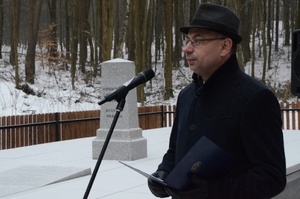 25.01.2021. Uroczystość na odnowionym cmentarzu ofiar Holokaustu w Wolbromiu. Fot. Janusz Ślęzak (IPN)
